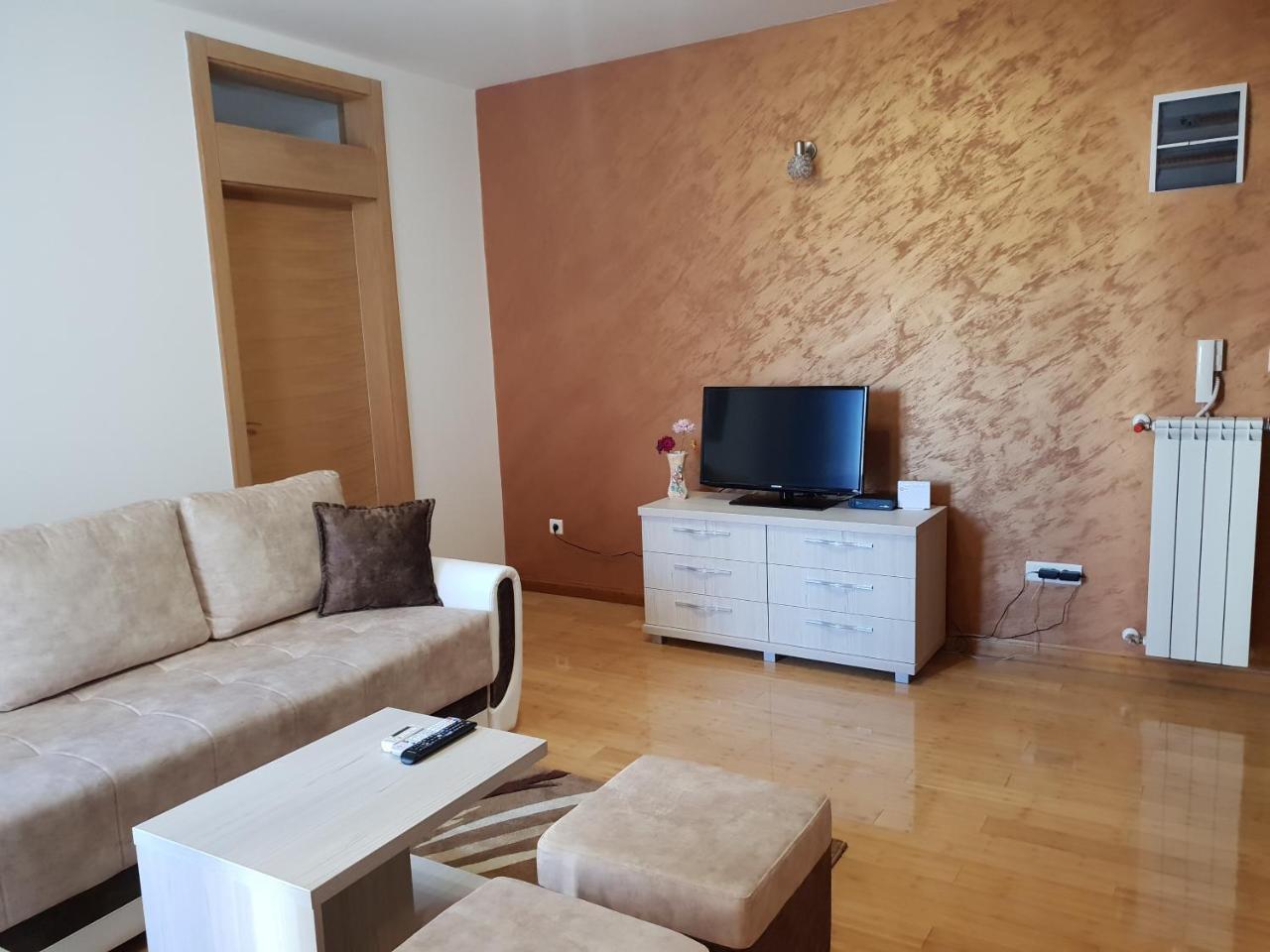 Apartman Kej Free Parking Kraljevo Exteriör bild